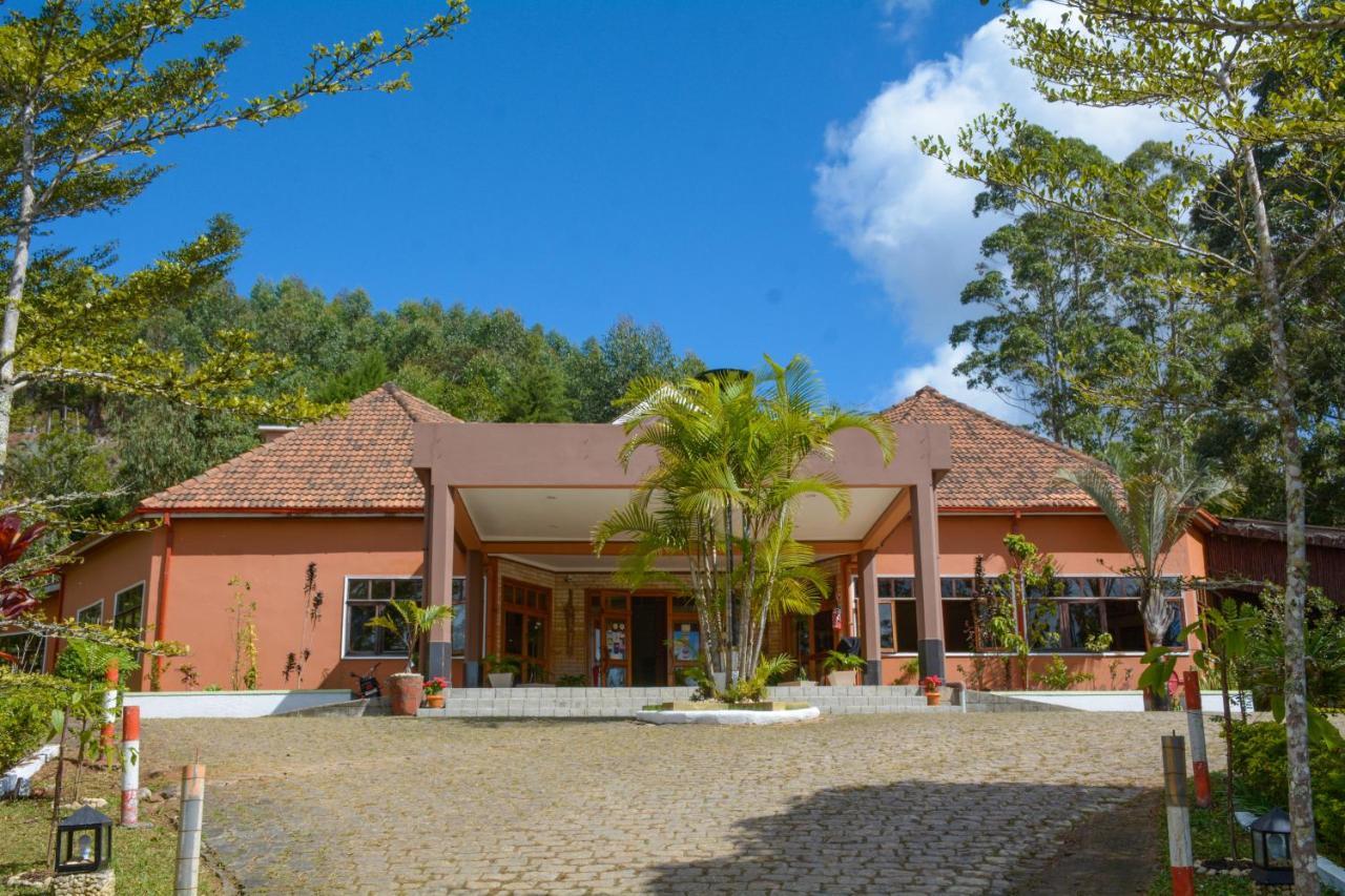 Andasibe Cyperus Hotel Moramanga Exteriör bild